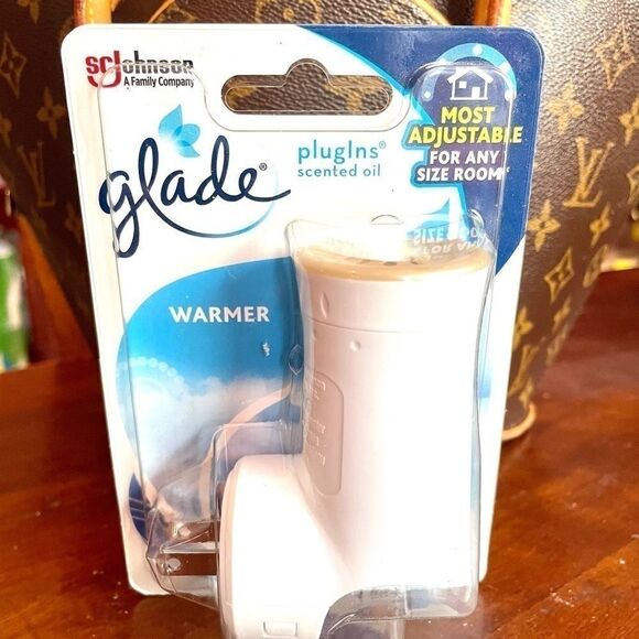 Glade Plugins Scented Oil Warmer - Picture 1 of 1